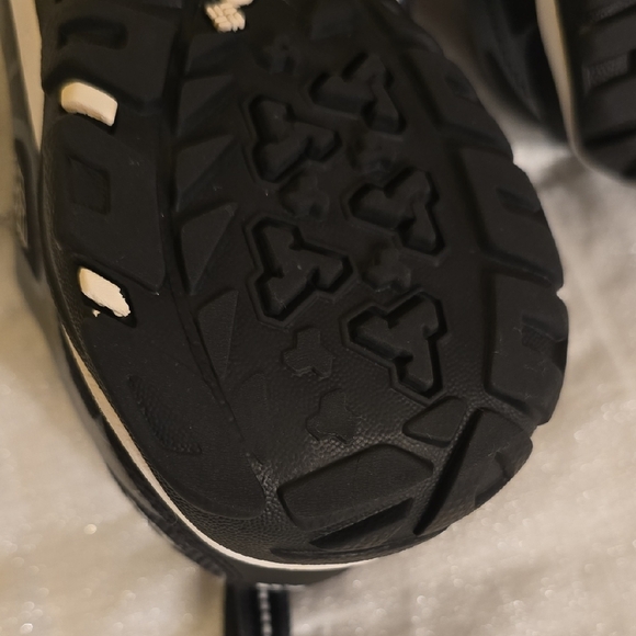 Columbia Black and Gray Sneakers with Sporty Design - Picture 12 of 16